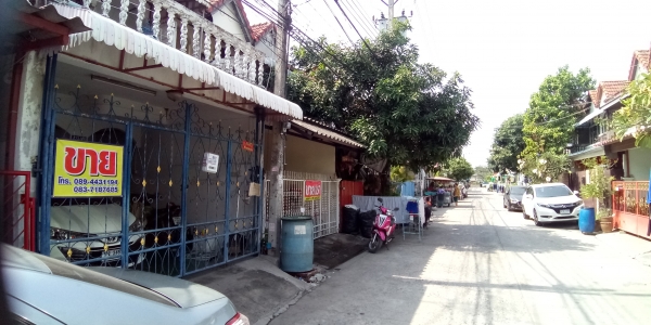 ขายด่วน ทาวน์เฮ้าส์ 2 ชั้น 2 นอน 2น้ำ มีระเบียงเทอเรสด้านบนชั้น 2 จอดรถในบ้านได้ ทำเลทองติดถนนศรีนครินทร์ กม17 ใกล้สี่แยกเทพารักษ์ สถานนีรถไฟฟ้า BTS อยู่เองหรือให้เช่าก็เต็ม เจ้าของขายเองไม่ผ่านนายหน้า สนใจติดต่อ น้อง 0894431194 ,0837187685 ขายด่วน ทาวน์เฮ้าส์ 2 ชั้น 2 นอน 2น้ำ มีระเบียงเทอเรสด้านบนชั้น 2 จอดรถในบ้านได้ ทำเลทองติดถนนศรีนครินทร์ กม17 ใกล้สี่แยกเทพารักษ์ สถานนีรถไฟฟ้า BTS อยู่เองหรือให้เช่าก็เต็ม เจ้าของขายเองไม่ผ่านนายหน้า สนใจติดต่อ น้อง 0894431194 ,0837187685