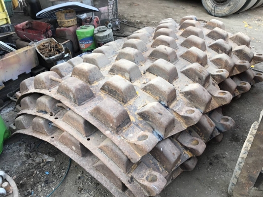 ขายเปลือกหนาม  BOMAG เส้นผ่าสูนกลาง1.50เมตร ยาว2.08เมตร สามชิ้น สภาพดีพร้อมใช้ราคา135,000บาทต่อรองสนใจติดต่อคุณอ๊อฟ พิจิตร 086-737-9991