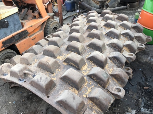 ขายเปลือกหนาม  BOMAG เส้นผ่าสูนกลาง1.50เมตร ยาว2.08เมตร สามชิ้น สภาพดีพร้อมใช้ราคา135,000บาทต่อรองสนใจติดต่อคุณอ๊อฟ พิจิตร 086-737-9991