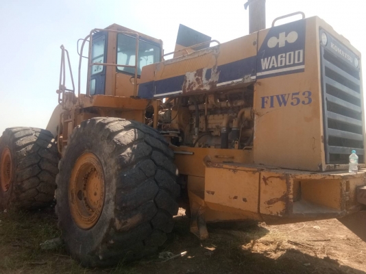 ขายรถตักKOMATSU WA600-1 เน้นขายตามสภาพแต่รถสามารถสตาสเครื่องเดินได้ครับเครื่องเกียดี เอกสารใบซื้อขายราคา850,000บาทสนใจติดต่อคุณอ๊อฟ พิจิตร086-737-9991