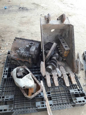 ขายรถขุดKOMATSU PC40-6 ไม่มีเครื่องยนต์ ,คอนโทรลลูกหมาก ,แทรคเหล็กสภาพดี ,รถบ้านขายตามสภาพ