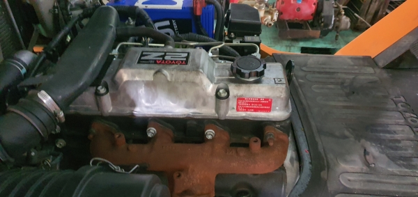 Toyota พิมพ์นิยม รุ่น 7 7FD25 ขนาดยก 2.5ตัน เครื่องดีเซล ตัวยอดนิยม ตัวใหม่ รหัส 2Z ใช้งานมาน้อย 3000ชั่วโมง เสาสูง 3.7เมตร สไลด์แผงยกได้  รถนอกเก่าญี่ปุ่น ยางตันใหม่ 4 เส้น เช็คเปลี่ยนถ่ายของเหลว ซีลกระบอก แผ่นคลัช จานกดของแท้ ให้หมด ใช้ได้ยาวเลย รถ