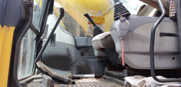 Komatsu 200-7ใช้งานน้อย รถไม่ค่อยใด้ใช้ 11695ช.ม ไฟฟ้าครบ เอวแน่น ช่วงล่างเต็ม เจ้าของขายเอง เอกสารเล่มทะเบียน