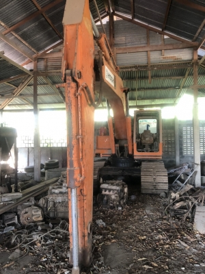 ขายด่วน แบคโคร HITASHI UH830 ตัวใหญ่ เครื่องเดิม ปั้มเดิม โซ่ช่วงล่างสวย รถเก่าเก็บ สนใจสอบถามไว้ใช้งาน  093 0764943 K ตั้ม