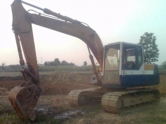 KOMATSU PC 100-5 รถบอดี้สวยรอบคันพร้อมใช้งานได้เลย เครื่องเดิมปั๊มเดิมทำงานเร็วไม่โหลด ภายในเก๋งคอนโทรลยาวควบคุมง่ายไม่มีปัญหา บูมอาร์มสวยไม่มีปะ ช่วงล่างแน่นดีประมาณ 70\% พร้อมทำงานได้เลย เอกสารสัญญาซื้อขาย ราคาต่อรองได้ครับ