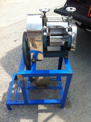 ขายเครื่องคั้นน้ำอ้อยพร้อมมอเตอร์  ร้อนอย่างนี้ ขายน้ำอ้อยครับ  มือสองสภาพดี