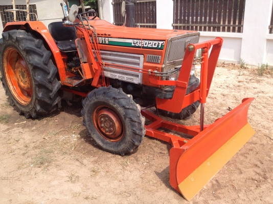 ขายด่วน Kubota L3202DT 4WD + ใบมีดดันหน้าใหม่