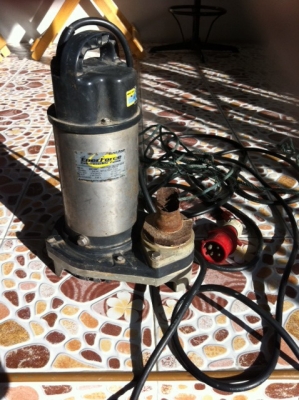 ปั้มแช่สแตนเลส 3" 1,500 บาท