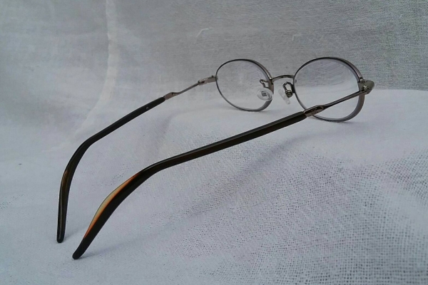 แว่นสายตาอเมริกันวงรีเล็กของ 'คาลวิน ไคลน์' ตัวแท้ ! กรอบราชสีห์เงิน ก้านขาโลหะหุ้มอะซีเทต เลนส์มัลติโค้ทคุณภาพสูง ค่าสายตา +175 Authentic CALVIN KLEIN handmade in USA แว่นสายตาอเมริกันวงรีเล็กของ 'คาลวิน ไคลน์' ตัวแท้ ! กรอบราชสีห์เงิน ก้านขาโลหะหุ้มอะซีเทต เลนส์มัลติโค้ทคุณภาพสูง ค่าสายตา +175 Authentic CALVIN KLEIN handmade in USA