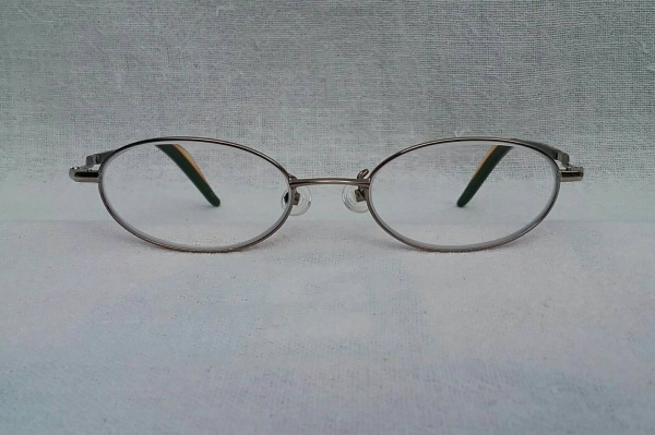 แว่นสายตาอเมริกันวงรีเล็กของ 'คาลวิน ไคลน์' ตัวแท้ ! กรอบราชสีห์เงิน ก้านขาโลหะหุ้มอะซีเทต เลนส์มัลติโค้ทคุณภาพสูง ค่าสายตา +175 Authentic CALVIN KLEIN handmade in USA แว่นสายตาอเมริกันวงรีเล็กของ 'คาลวิน ไคลน์' ตัวแท้ ! กรอบราชสีห์เงิน ก้านขาโลหะหุ้มอะซีเทต เลนส์มัลติโค้ทคุณภาพสูง ค่าสายตา +175 Authentic CALVIN KLEIN handmade in USA