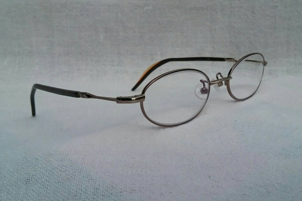 แว่นสายตาอเมริกันวงรีเล็กของ 'คาลวิน ไคลน์' ตัวแท้ ! กรอบราชสีห์เงิน ก้านขาโลหะหุ้มอะซีเทต เลนส์มัลติโค้ทคุณภาพสูง ค่าสายตา +175 Authentic CALVIN KLEIN handmade in USA แว่นสายตาอเมริกันวงรีเล็กของ 'คาลวิน ไคลน์' ตัวแท้ ! กรอบราชสีห์เงิน ก้านขาโลหะหุ้มอะซีเทต เลนส์มัลติโค้ทคุณภาพสูง ค่าสายตา +175 Authentic CALVIN KLEIN handmade in USA