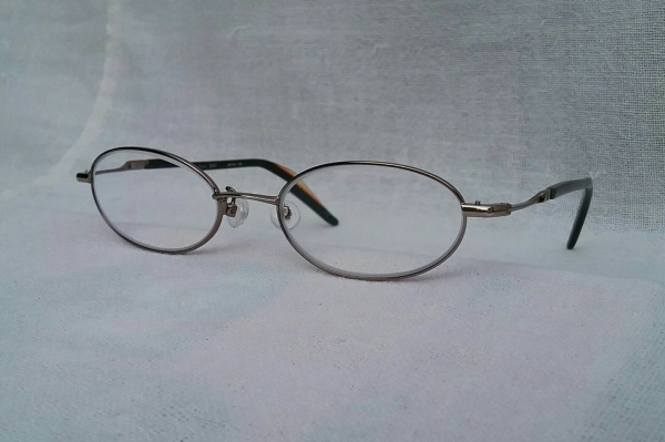 แว่นสายตาอเมริกันวงรีเล็กของ 'คาลวิน ไคลน์' ตัวแท้ ! กรอบราชสีห์เงิน ก้านขาโลหะหุ้มอะซีเทต เลนส์มัลติโค้ทคุณภาพสูง ค่าสายตา +175 Authentic CALVIN KLEIN handmade in USA แว่นสายตาอเมริกันวงรีเล็กของ 'คาลวิน ไคลน์' ตัวแท้ ! กรอบราชสีห์เงิน ก้านขาโลหะหุ้มอะซีเทต เลนส์มัลติโค้ทคุณภาพสูง ค่าสายตา +175 Authentic CALVIN KLEIN handmade in USA