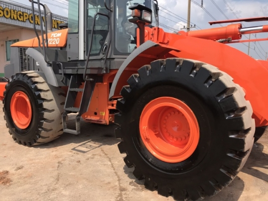 ขายรถตักล้อยาง HITACHI ZW220 นำเข้าเองจากญี่ปุ่น สภาพสวยพร้อมใช้งาน มีVDOการทำงานครับ