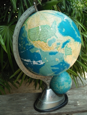 ลูกโลกตั้งโต๊ะเก่าญี่ปุ่น ขนาดใหญ่ ฐานเเกนเป็นโลหะหล่อ งานเก่าหายาก