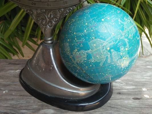 ลูกโลกตั้งโต๊ะเก่าญี่ปุ่น ขนาดใหญ่ ฐานเเกนเป็นโลหะหล่อ งานเก่าหายาก