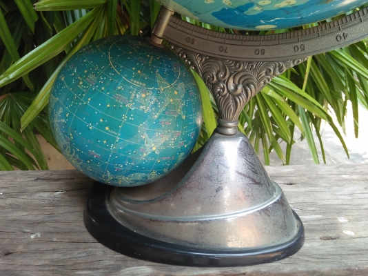 ลูกโลกตั้งโต๊ะเก่าญี่ปุ่น ขนาดใหญ่ ฐานเเกนเป็นโลหะหล่อ งานเก่าหายาก