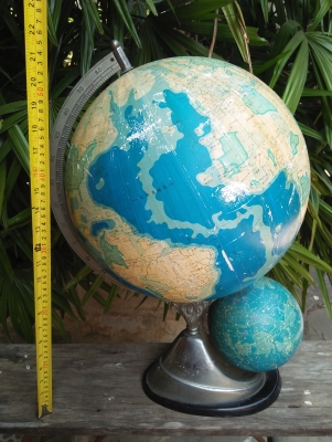 ลูกโลกตั้งโต๊ะเก่าญี่ปุ่น ขนาดใหญ่ ฐานเเกนเป็นโลหะหล่อ งานเก่าหายาก