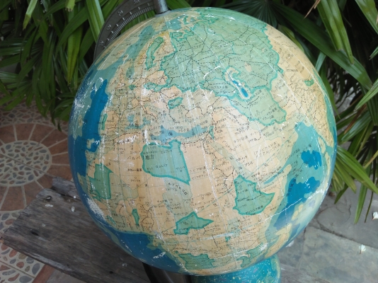 ลูกโลกตั้งโต๊ะเก่าญี่ปุ่น ขนาดใหญ่ ฐานเเกนเป็นโลหะหล่อ งานเก่าหายาก