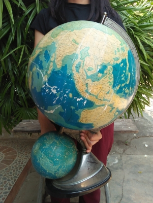 ลูกโลกตั้งโต๊ะเก่าญี่ปุ่น ขนาดใหญ่ ฐานเเกนเป็นโลหะหล่อ งานเก่าหายาก