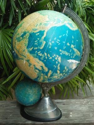 ลูกโลกตั้งโต๊ะเก่าญี่ปุ่น ขนาดใหญ่ ฐานเเกนเป็นโลหะหล่อ งานเก่าหายาก