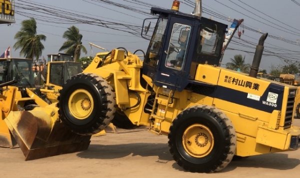 ขายรถตักล้อยาง KOMATSU WA300-1 นำเข้าเองจากญี่ปุ่น สภาพสวยพร้อมใช้ มีVDOการทำงานครับ