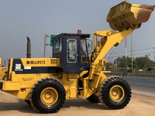 ขายรถตักล้อยาง KOMATSU WA300-1 นำเข้าเองจากญี่ปุ่น สภาพสวยพร้อมใช้ มีVDOการทำงานครับ