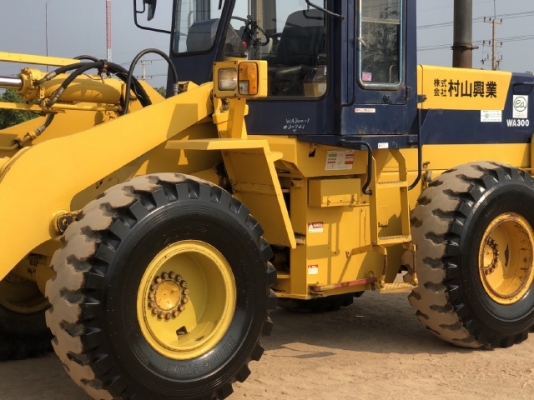 ขายรถตักล้อยาง KOMATSU WA300-1 นำเข้าเองจากญี่ปุ่น สภาพสวยพร้อมใช้ มีVDOการทำงานครับ
