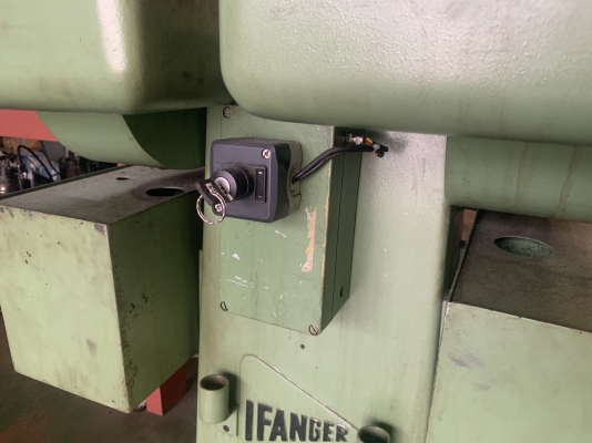 ขายแท่นเจียร Ifenger SA muller made in Switzerland 380V รุ่นช่างอาชีพ โครงสร้างแข็งแรงมาก ใช้กับงานหนักๆได้ดีครับ มีระบบฉีดน้ำในตัว(ไม่มีถังเก็บน้ำ) สภาพสวย หมุนนิ่ม พร้อมใช้งาน ราคา 16,500 บาท