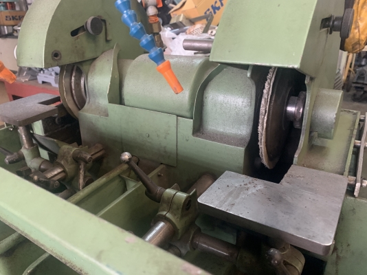 ขายแท่นเจียร Ifenger SA muller made in Switzerland 380V รุ่นช่างอาชีพ โครงสร้างแข็งแรงมาก ใช้กับงานหนักๆได้ดีครับ มีระบบฉีดน้ำในตัว(ไม่มีถังเก็บน้ำ) สภาพสวย หมุนนิ่ม พร้อมใช้งาน ราคา 16,500 บาท