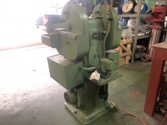 ขายแท่นเจียร Ifenger SA muller made in Switzerland 380V รุ่นช่างอาชีพ โครงสร้างแข็งแรงมาก ใช้กับงานหนักๆได้ดีครับ มีระบบฉีดน้ำในตัว(ไม่มีถังเก็บน้ำ) สภาพสวย หมุนนิ่ม พร้อมใช้งาน ราคา 16,500 บาท