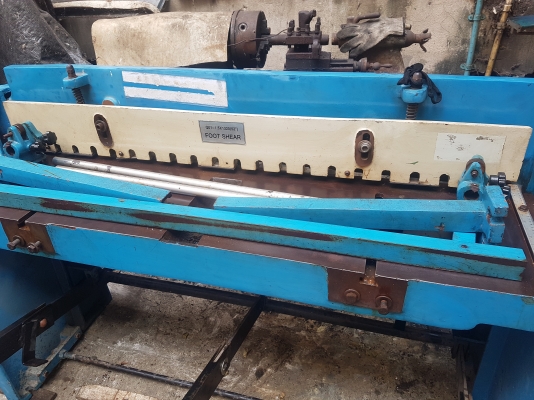 เครื่องตัดเหล็กแบบเท้าเหยียบ 1.5มม.&times;4ฟุต ซื้อมาใช้งานน้อยมากครับ