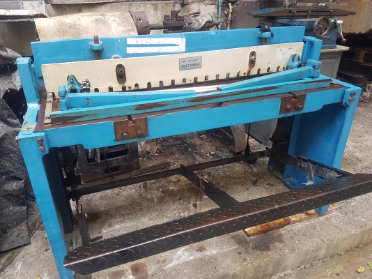 เครื่องตัดเหล็กแบบเท้าเหยียบ 1.5มม.&times;4ฟุต ซื้อมาใช้งานน้อยมากครับ