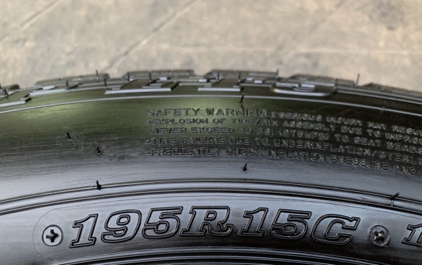 ยางป้ายแดง 195R15 Dunlop ปลายปี 19 ตุ่มชัดทุกเส้น ยางป้ายแดง 195R15 Dunlop ปลายปี 19 ตุ่มชัดทุกเส้น