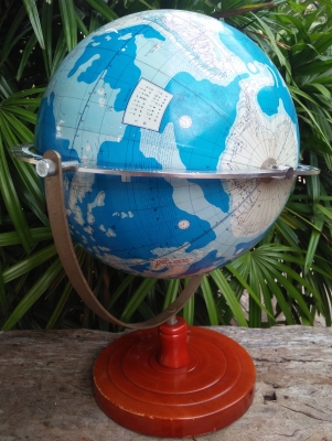 ลูกโลกตั้งโต๊ะเก่า ภาษาญี่ปุ่น ฐานไม้กลึง ขนาดใหญ่ เอาไปตั้งโชว์ แต่งบ้าน จัดมุมตกแต่งร้านกาแฟ