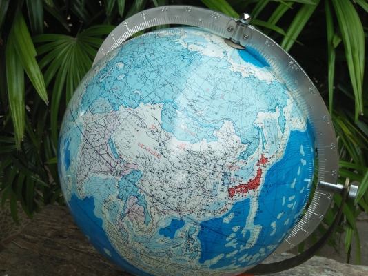 ลูกโลกตั้งโต๊ะเก่า ภาษาญี่ปุ่น ฐานไม้กลึง ขนาดใหญ่ เอาไปตั้งโชว์ แต่งบ้าน จัดมุมตกแต่งร้านกาแฟ