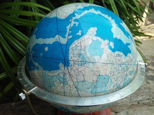 ลูกโลกตั้งโต๊ะเก่า ภาษาญี่ปุ่น ฐานไม้กลึง ขนาดใหญ่ เอาไปตั้งโชว์ แต่งบ้าน จัดมุมตกแต่งร้านกาแฟ