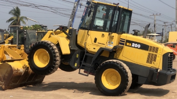 ขายรถตักล้อยาง KOMATSU WA200-6 ปี 2013 นำเข้าเองจากญี่ปุ่น สภาพสวยพร้อมใช้ มีVDOการทำงานครับ