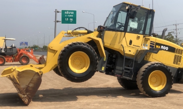 ขายรถตักล้อยาง KOMATSU WA200-6 ปี 2013 นำเข้าเองจากญี่ปุ่น สภาพสวยพร้อมใช้ มีVDOการทำงานครับ