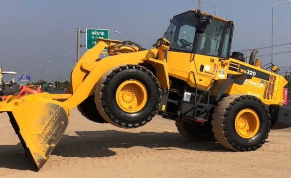 ขายรถตักล้อยาง KOMATSU WA320-6 ปี 2013 นำเข้าเองจากญี่ปุ่น สภาพสวยพร้อมใช้ มีVDOการทำงานครับ
