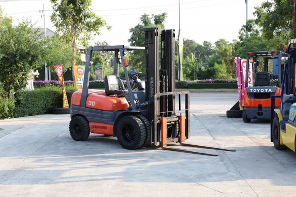 Toyota 6FD30 เสา5เมตร ฟูลฟรีเข้าตู้ ยก3ตัน งาสไลด์ เครื่องยนต์ดีเซล รถนอกนำเข้าไม่เคยใช้งานในไทย