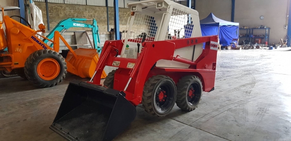 รถตักเอนกประสงค์ TCM BOBCAT 605 เครื่องยนต์คูโบต้า 4 สูบ ระบบขับเคลื่อน 4 ล้อ นำเข้าจากญี่ปุ่น อายุก