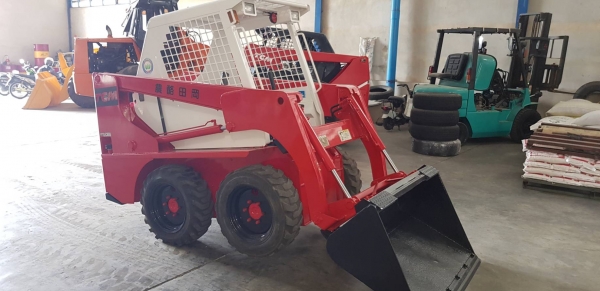 รถตักเอนกประสงค์ TCM BOBCAT 605 เครื่องยนต์คูโบต้า 4 สูบ ระบบขับเคลื่อน 4 ล้อ นำเข้าจากญี่ปุ่น อายุก รถตักเอนกประสงค์ TCM BOBCAT 605 เครื่องยนต์คูโบต้า 4 สูบ ระบบขับเคลื่อน 4 ล้อ นำเข้าจากญี่ปุ่น อายุก