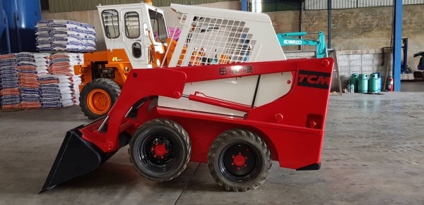 รถตักเอนกประสงค์ TCM BOBCAT 605 เครื่องยนต์คูโบต้า 4 สูบ ระบบขับเคลื่อน 4 ล้อ นำเข้าจากญี่ปุ่น อายุก