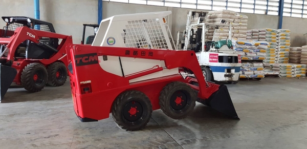 รถตักเอนกประสงค์ TCM BOBCAT 605 เครื่องยนต์คูโบต้า 4 สูบ ระบบขับเคลื่อน 4 ล้อ นำเข้าจากญี่ปุ่น อายุก รถตักเอนกประสงค์ TCM BOBCAT 605 เครื่องยนต์คูโบต้า 4 สูบ ระบบขับเคลื่อน 4 ล้อ นำเข้าจากญี่ปุ่น อายุก