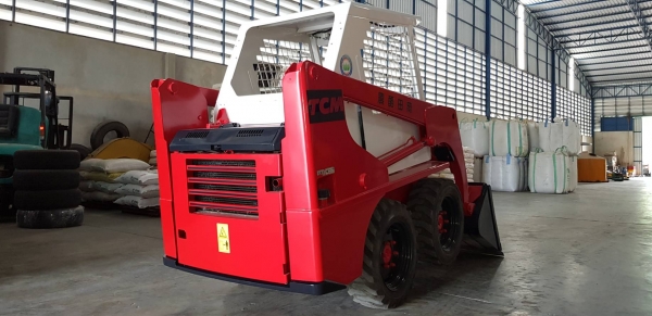 รถตักเอนกประสงค์ TCM BOBCAT 605 เครื่องยนต์คูโบต้า 4 สูบ ระบบขับเคลื่อน 4 ล้อ นำเข้าจากญี่ปุ่น อายุก รถตักเอนกประสงค์ TCM BOBCAT 605 เครื่องยนต์คูโบต้า 4 สูบ ระบบขับเคลื่อน 4 ล้อ นำเข้าจากญี่ปุ่น อายุก