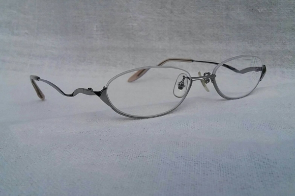 แว่นสายตา 'ไททาเนียมบริสุทธิ์'  ค่าสายตา +200  เจแปนิสแฮนด์เมดทศวรรษที่ 2010's  โมเดลคลาสสิคหายาก 'สี่เหลี่ยมผืนผ้ามน - ครึ่งตา - ร้อยเอ็นด้านบน'  Authentic KYMA RHEIN handmade in Japan