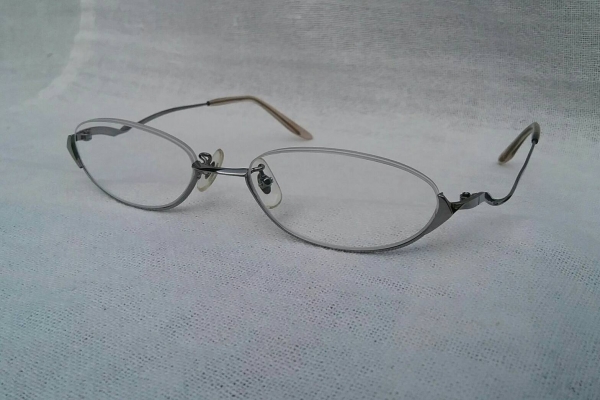 แว่นสายตา 'ไททาเนียมบริสุทธิ์'  ค่าสายตา +200  เจแปนิสแฮนด์เมดทศวรรษที่ 2010's  โมเดลคลาสสิคหายาก 'สี่เหลี่ยมผืนผ้ามน - ครึ่งตา - ร้อยเอ็นด้านบน'  Authentic KYMA RHEIN handmade in Japan