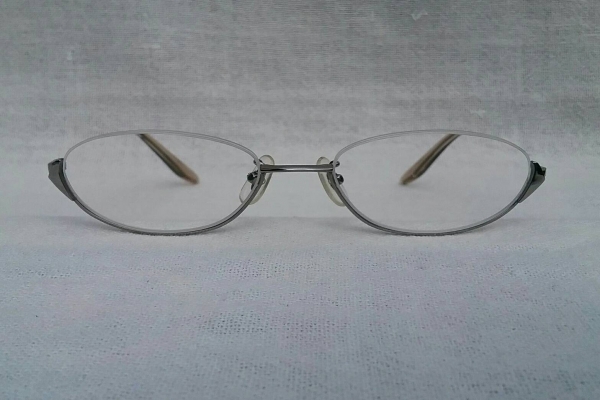 แว่นสายตา 'ไททาเนียมบริสุทธิ์'  ค่าสายตา +200  เจแปนิสแฮนด์เมดทศวรรษที่ 2010's  โมเดลคลาสสิคหายาก 'สี่เหลี่ยมผืนผ้ามน - ครึ่งตา - ร้อยเอ็นด้านบน'  Authentic KYMA RHEIN handmade in Japan