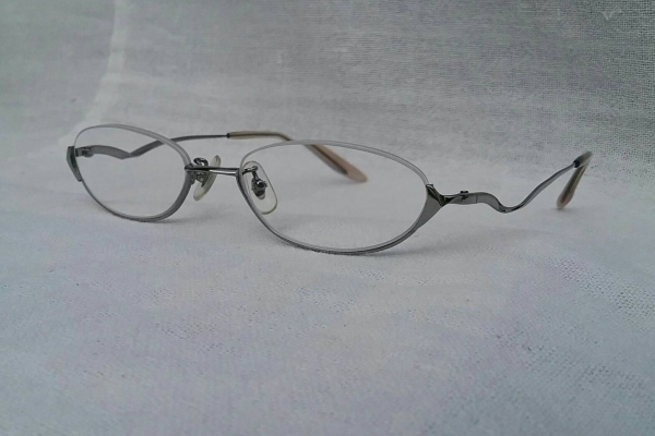 แว่นสายตา 'ไททาเนียมบริสุทธิ์'  ค่าสายตา +200  เจแปนิสแฮนด์เมดทศวรรษที่ 2010's  โมเดลคลาสสิคหายาก 'สี่เหลี่ยมผืนผ้ามน - ครึ่งตา - ร้อยเอ็นด้านบน'  Authentic KYMA RHEIN handmade in Japan