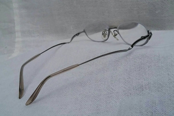 แว่นสายตา 'ไททาเนียมบริสุทธิ์'  ค่าสายตา +200  เจแปนิสแฮนด์เมดทศวรรษที่ 2010's  โมเดลคลาสสิคหายาก 'สี่เหลี่ยมผืนผ้ามน - ครึ่งตา - ร้อยเอ็นด้านบน'  Authentic KYMA RHEIN handmade in Japan
